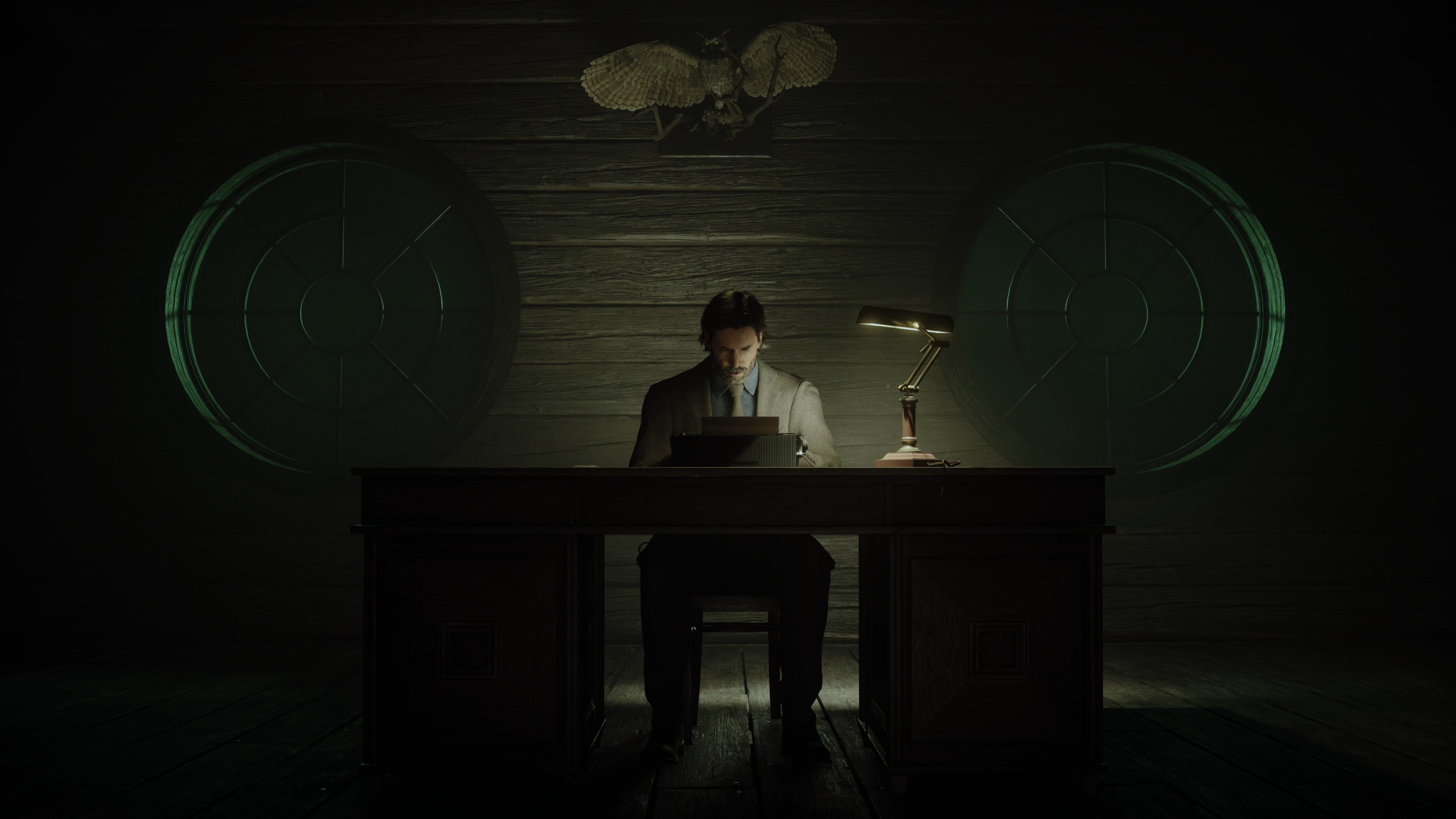 Alan sentado en una máquina de escribir en la sala de escritores en Alan Wake 2