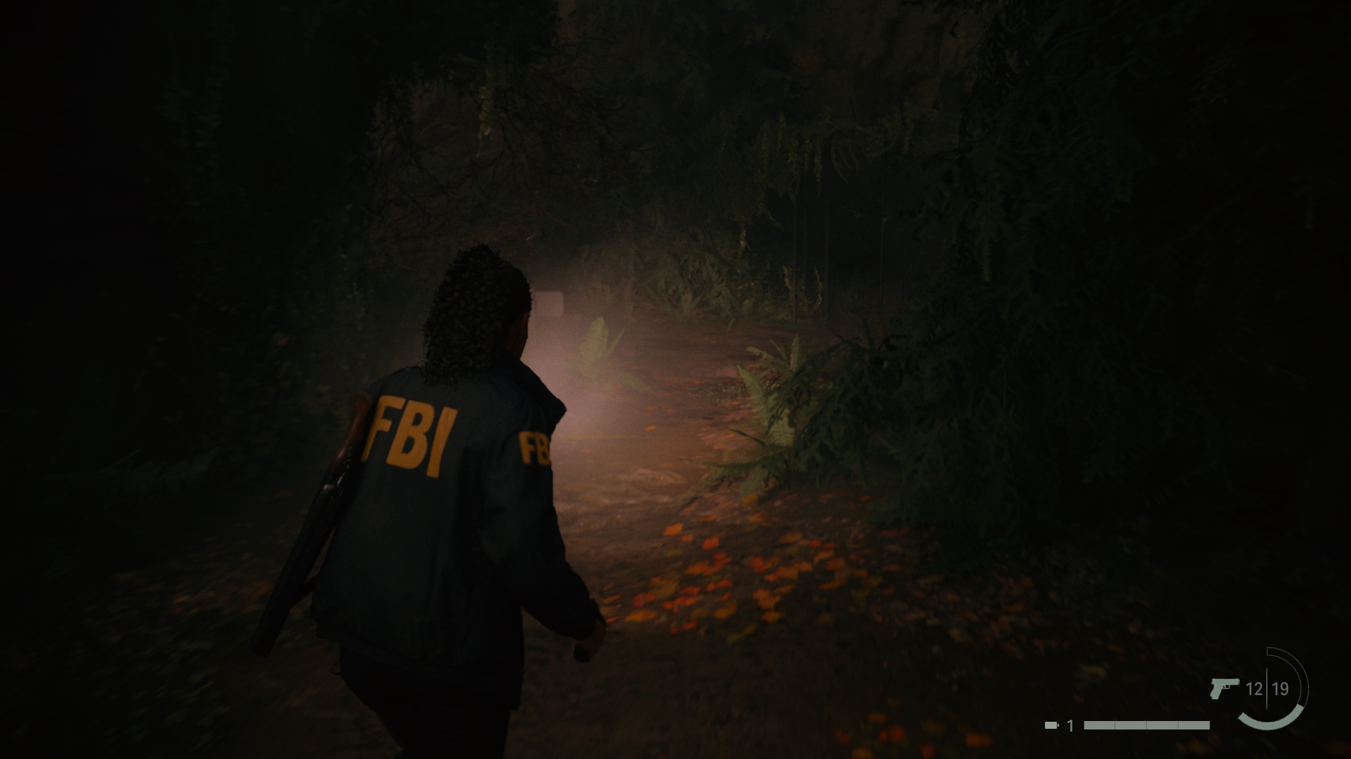 Saga caminando por un oscuro bosque en Alan Wake 2