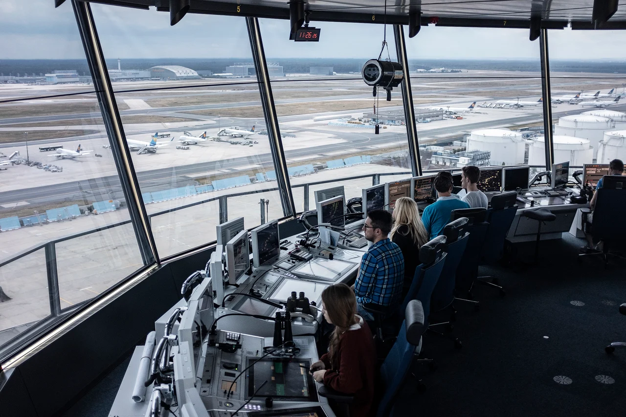 Tower und Fluglotsen am Frankfurter Flughafen