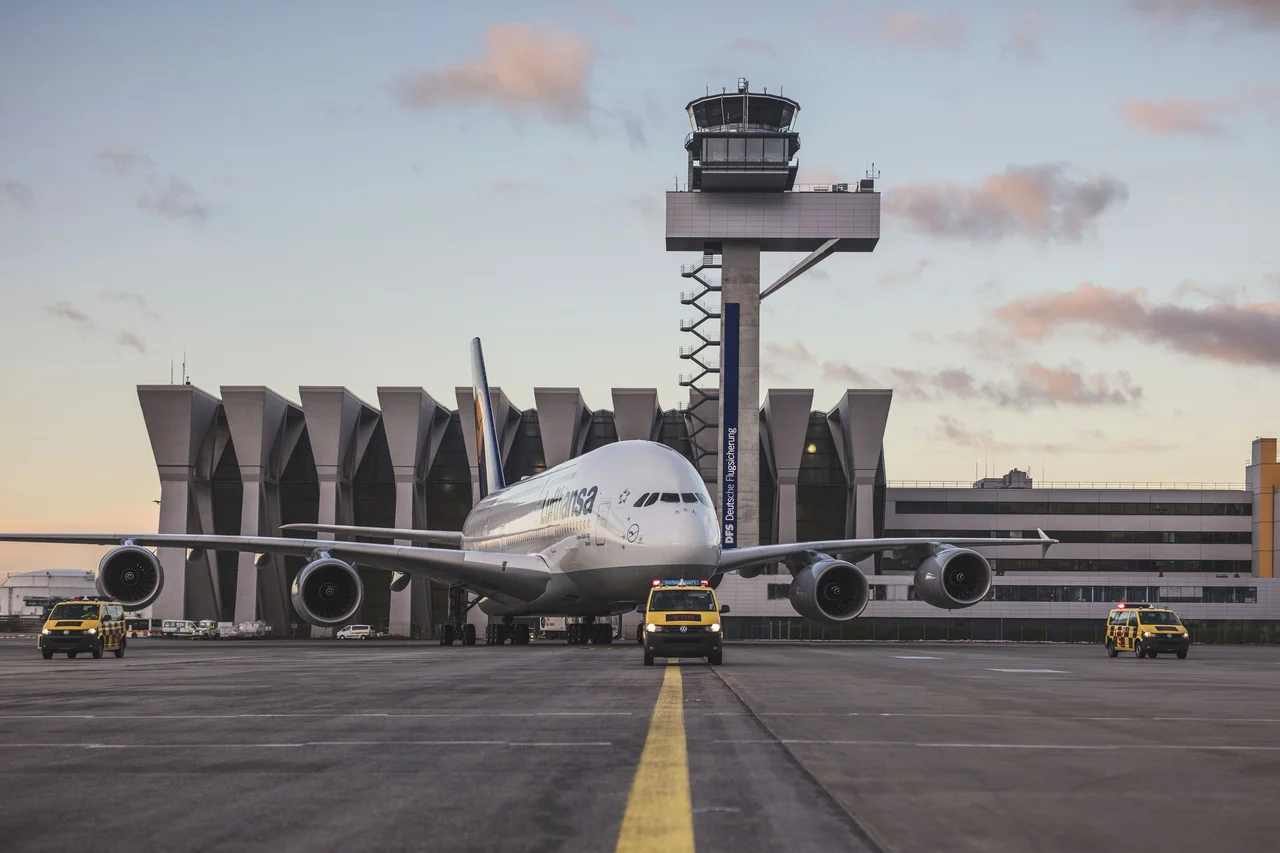 Frankfurt Tower mit Flugzeug