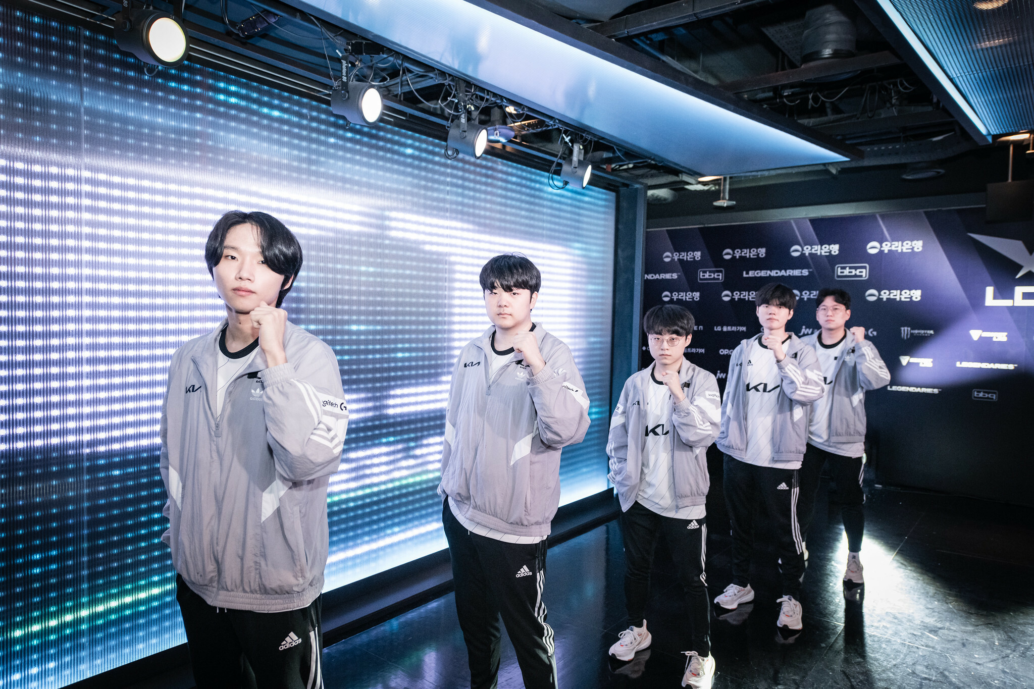 Dplus KIA ahead of their LCK match against HLE