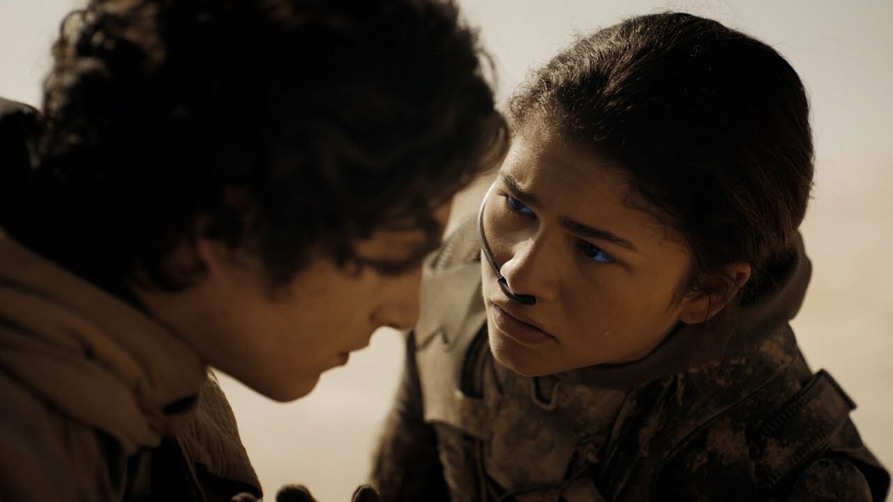 Paul Atreides and Zendaya talking in Dune