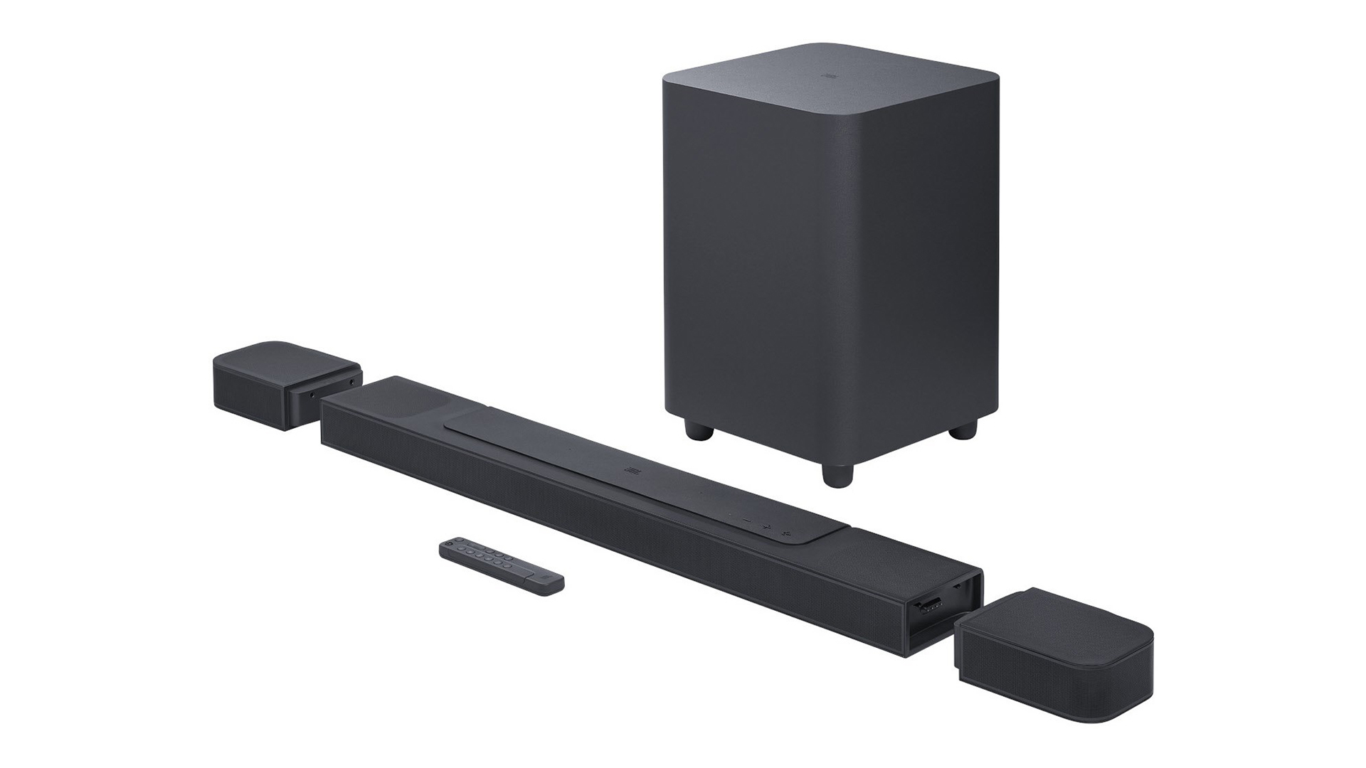 Von JBL bekommst du ein komplettes Lautsprechersystem zu der Soundbar dazu. © JBL