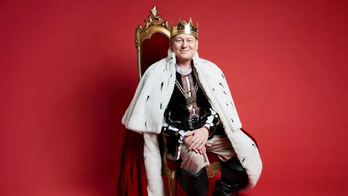Knossi wird zum Koenig in seiner neuen Show