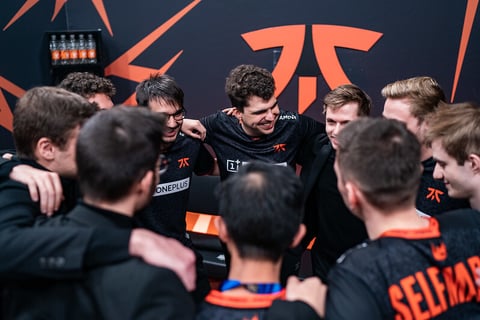 LEC Fnatic team hug