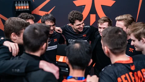 LEC Fnatic team hug