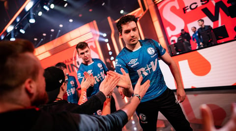 LEC Week 5 Day 1 schalke high five