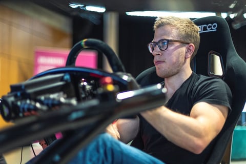 Max Sandritter im Sim Rig in der Jochen Schweizer Arena