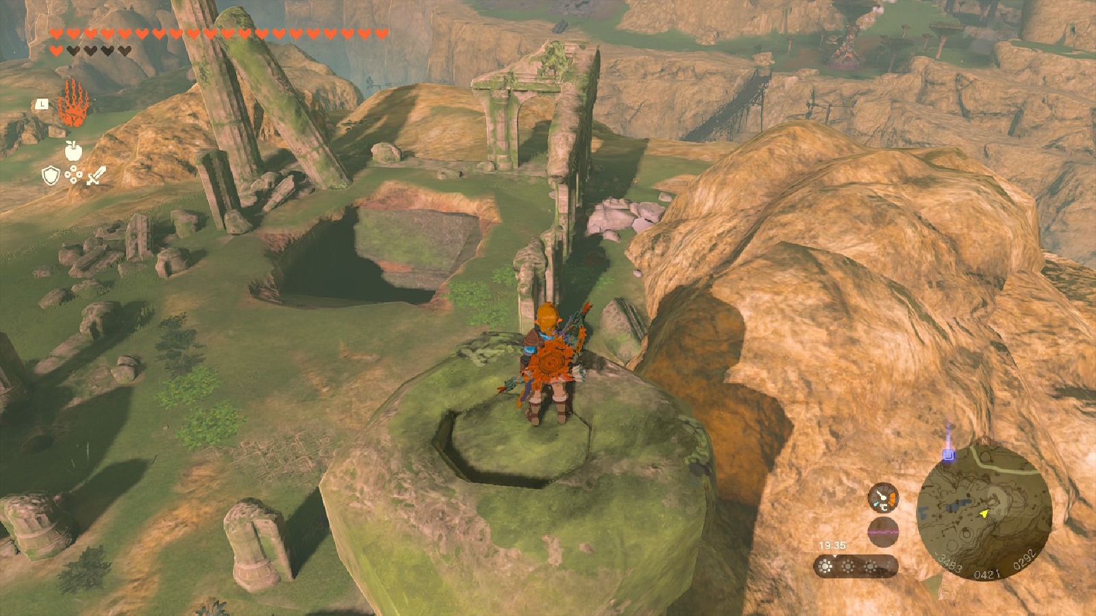 Link en la cima de una de las Columnas Antiguas en Zelda: Tears of the Kingdom