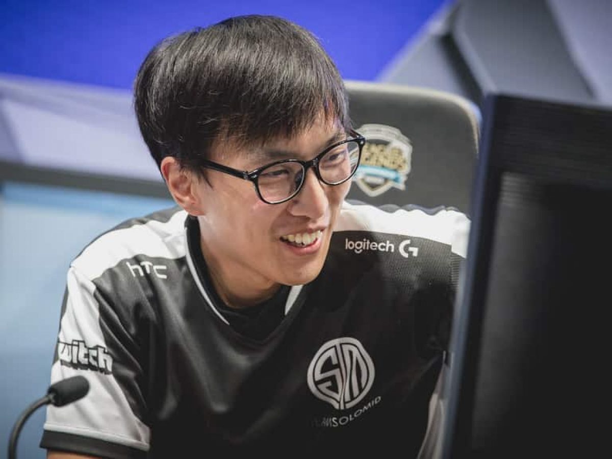 Doublelift lächelt in einem TSM Trikot