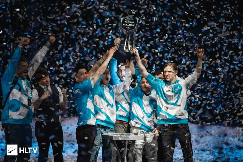 Cloud9 mit der Boston ELEAGUE-Trophäe