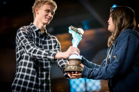 Hearthstone global finals vkliooon gets trophy from hunterface