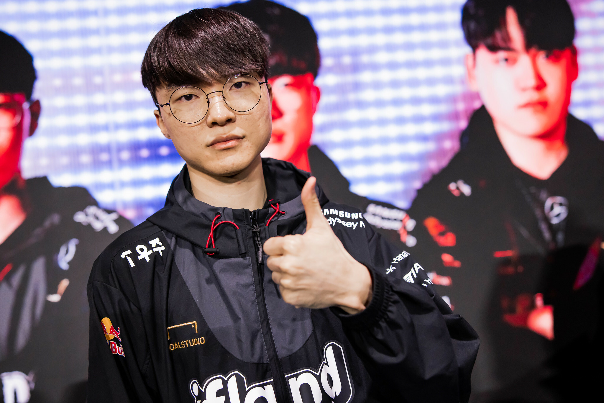 Worlds 2023 semi final faker thumbs up
